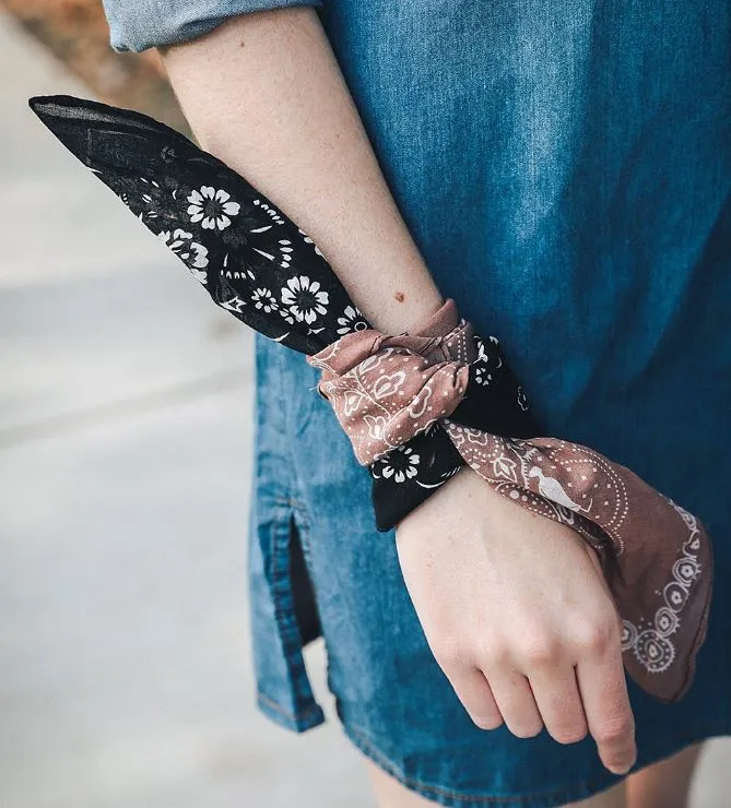 Two Toned Western Floral Bandana - Black/Tan